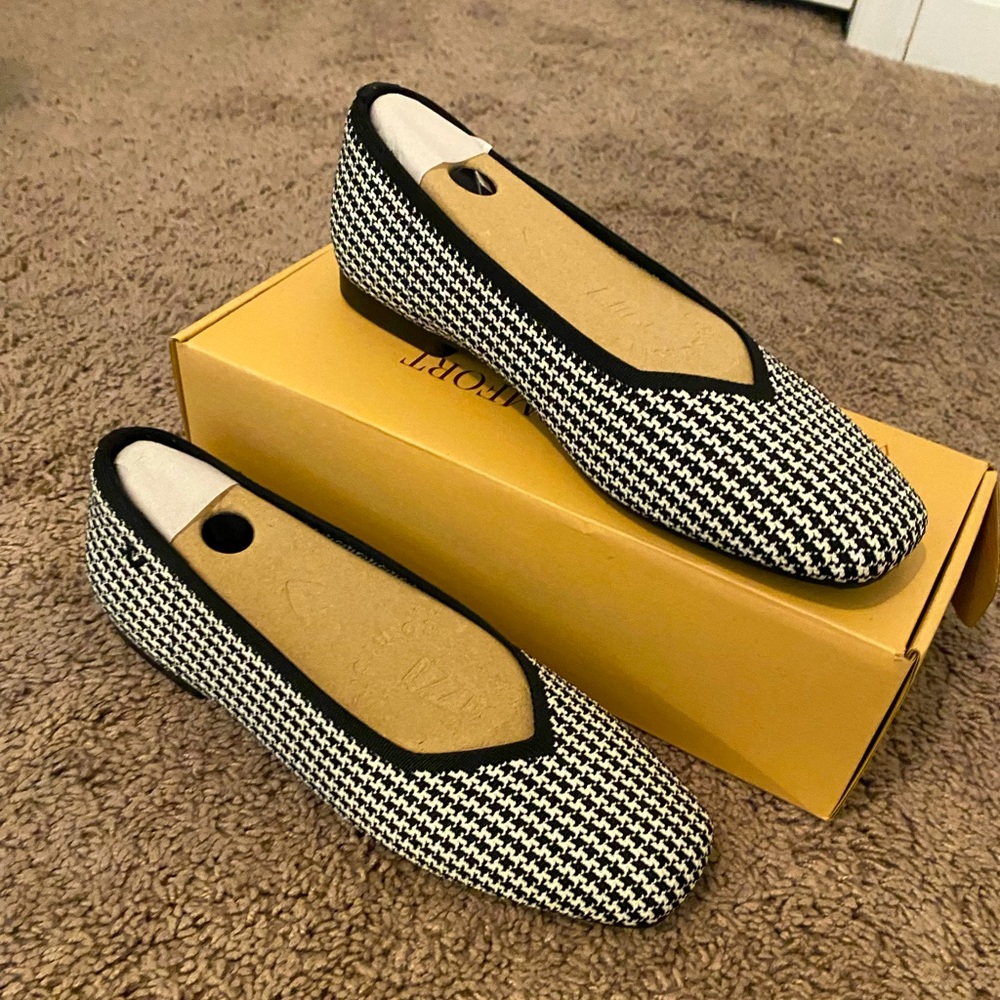 Vivaia Houndstooth square toe flats! New in box!